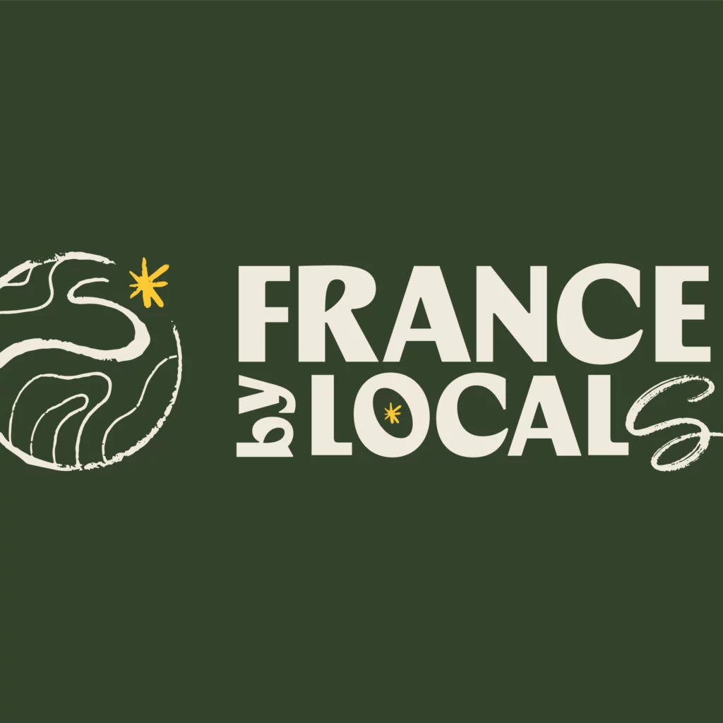 Logo de l'agence de voyage de slow tourisme France by local en beige sur fond vert